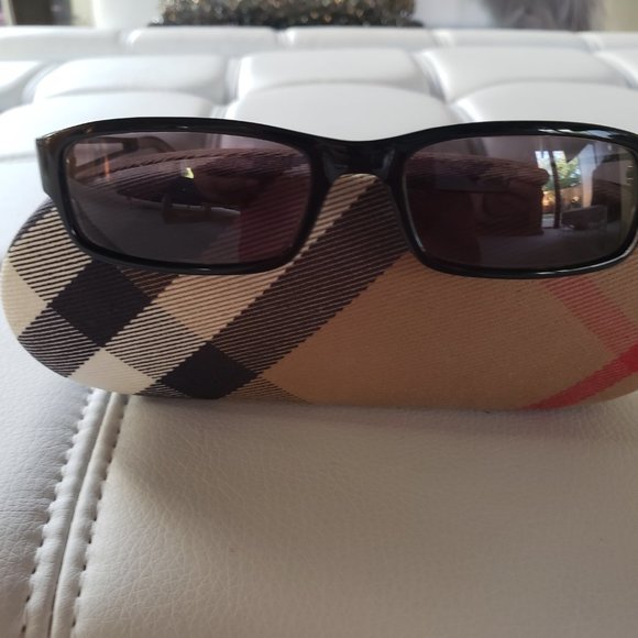COPY - Burberry Sunglasses - Picture 8 of 9